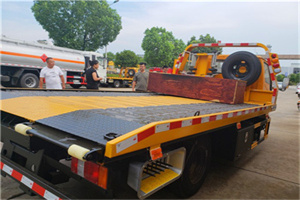 嘉鱼附近拖车电话号码服务